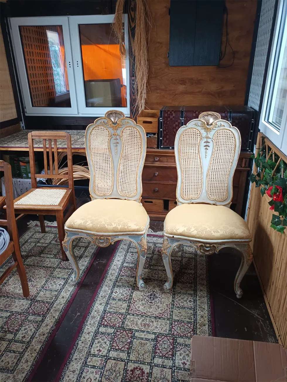 Zwei verzierte Stühle im Barockstil mit hellblau-goldenen Holzrahmen, Wiener Geflecht und cremefarbenen Polstersitzen.